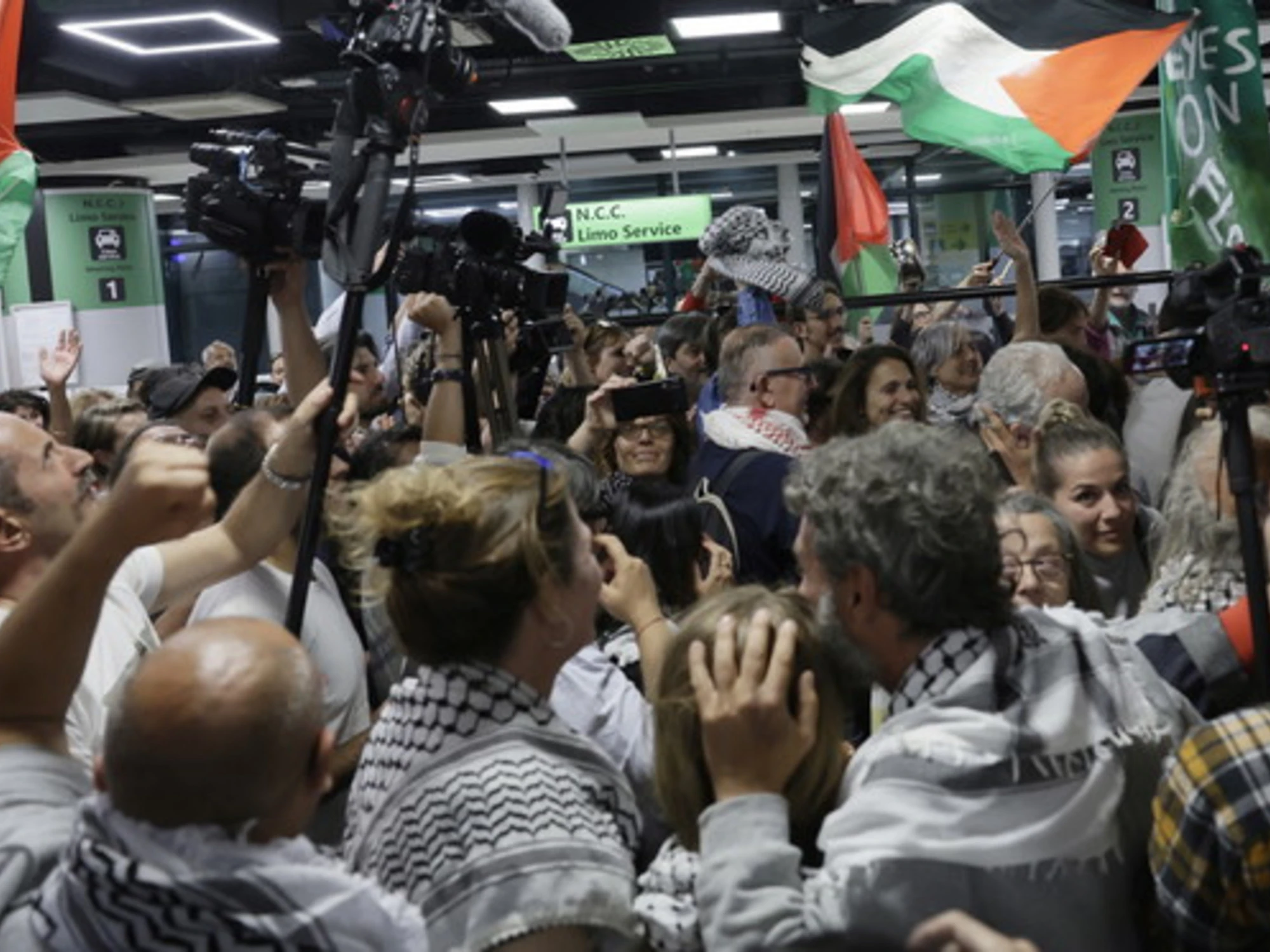 La Flotilla sostiene lo sciopero dei porti: a sinistra parte l'operazione caos