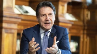 Giuseppe Conte, aria di lockdown a Natale: "Abbiamo concesso agli italiani l'acquisto di regali"