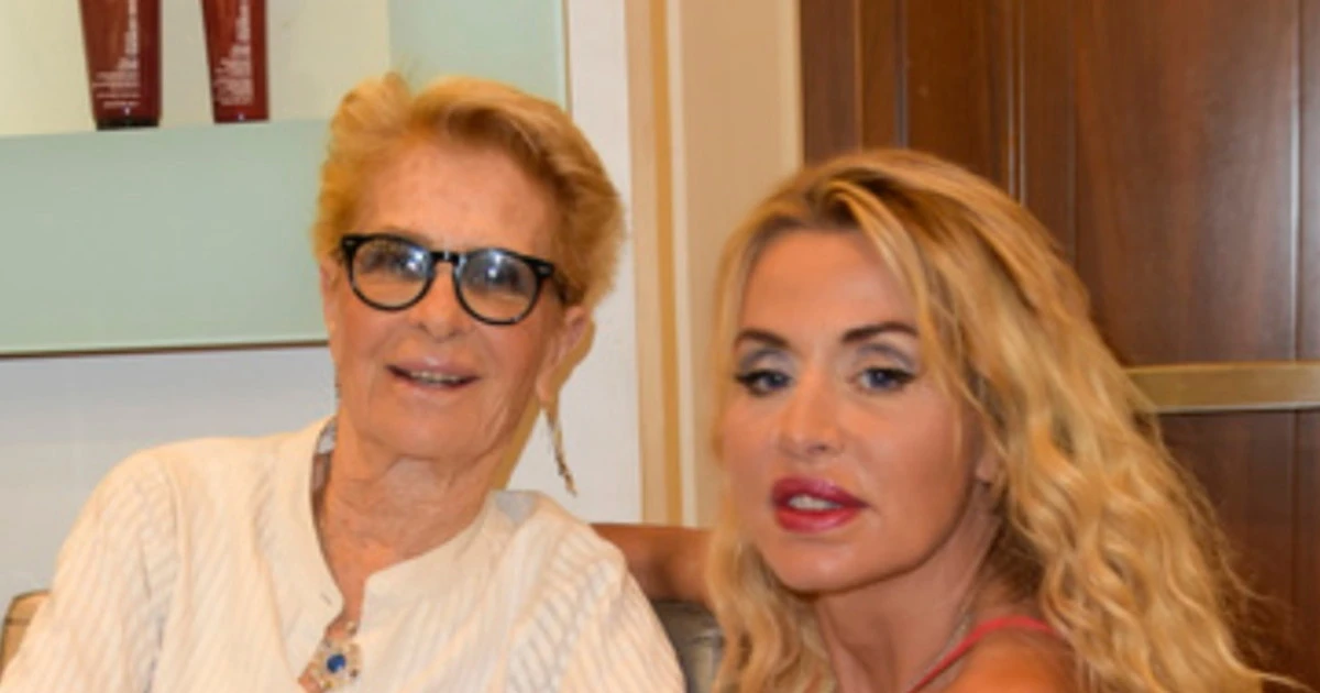 Valeria Marini, inquietante rivelazione sulla madre: "Truffa da 335mila euro, i soldi di una vita. Come è ridotta"
