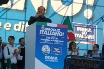 Matteo Salvini, Silvio Berlusconi show in piazza: "L'Italia vuole essere governata da noi"