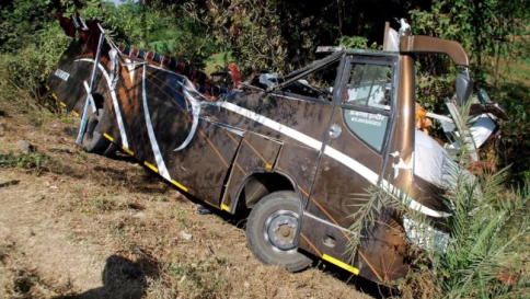 Bus con calciatori finisce nel burrone: 18 morti