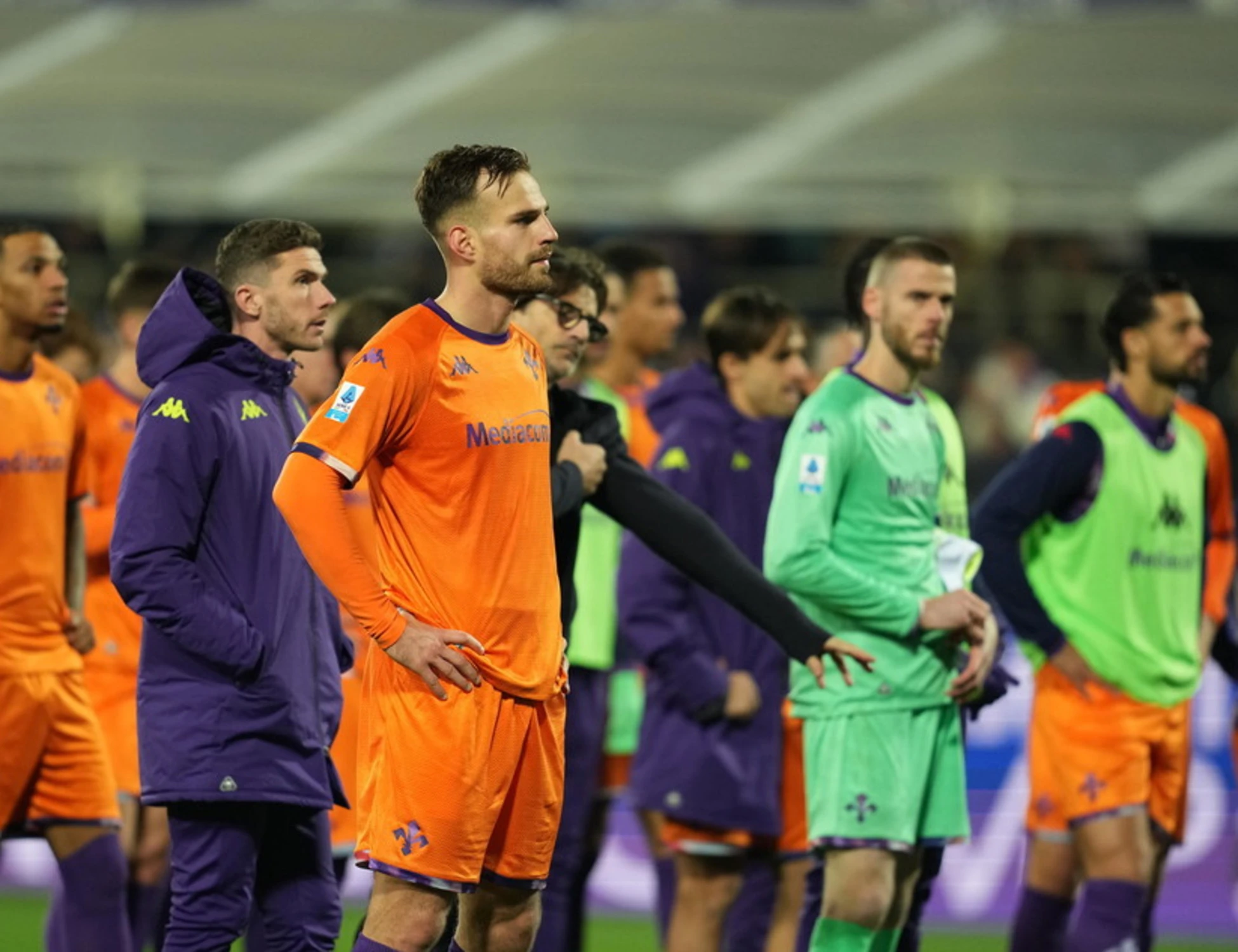 Fiorentina, inferno in spogliatoio: "Mani addosso, bottigliate, sedie volanti"