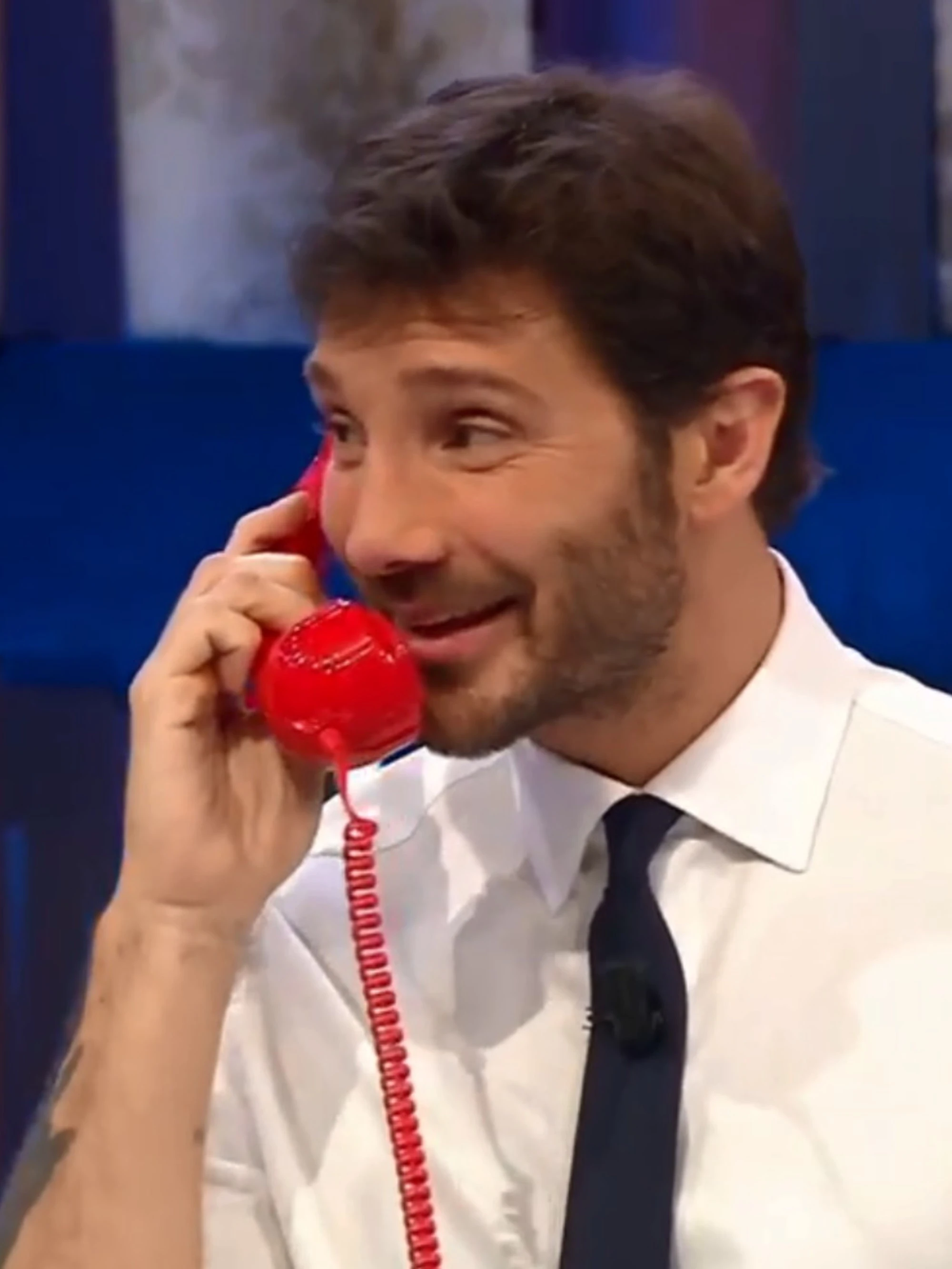 Affari Tuoi, clamoroso De Martino: "Ti piacciono tanto, eh?". Sfida apertamente il Dottore