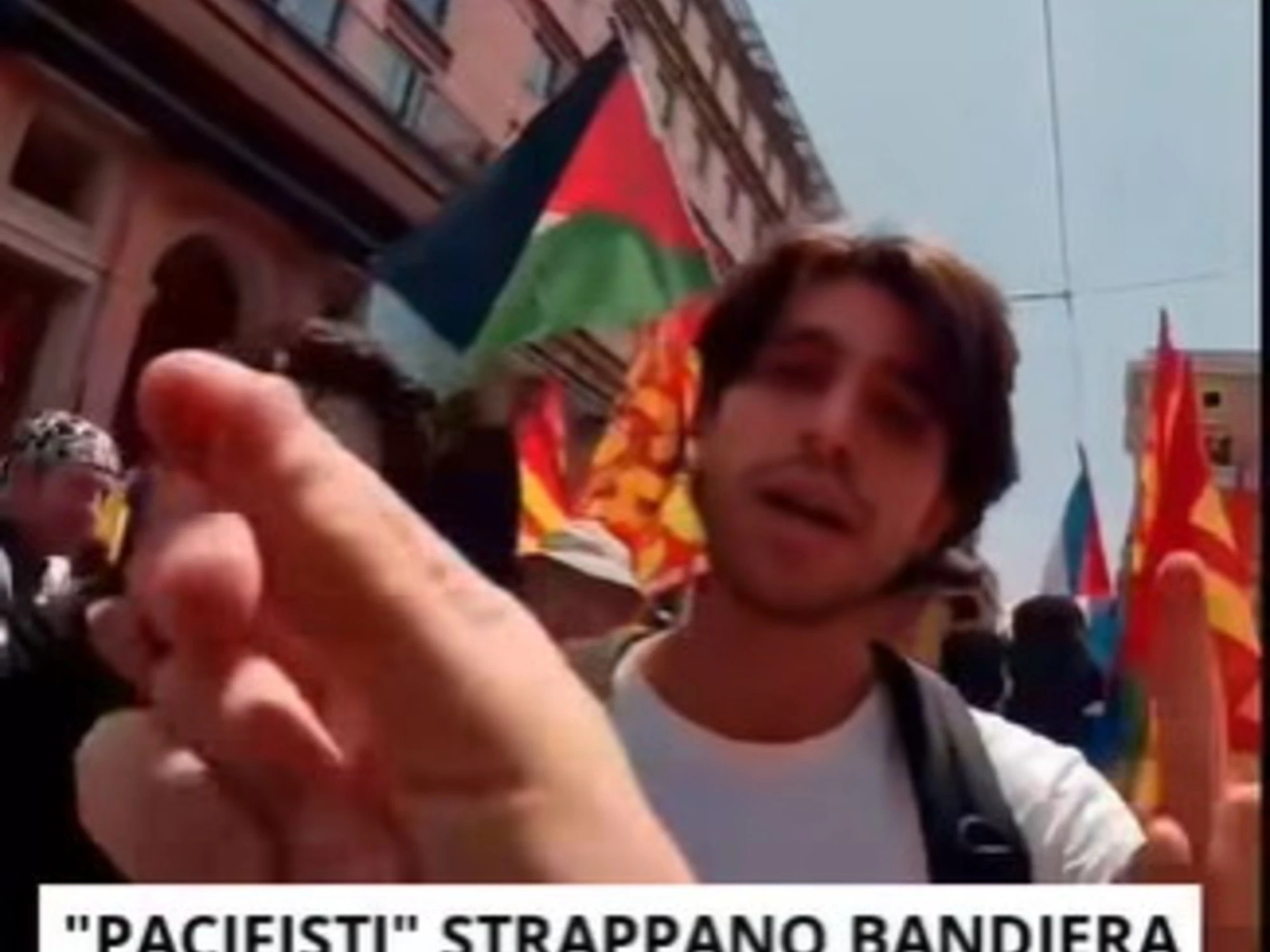 Ivan Grieco in piazza tra i pacifisti a Roma con la bandiera ucraina: che fine fa