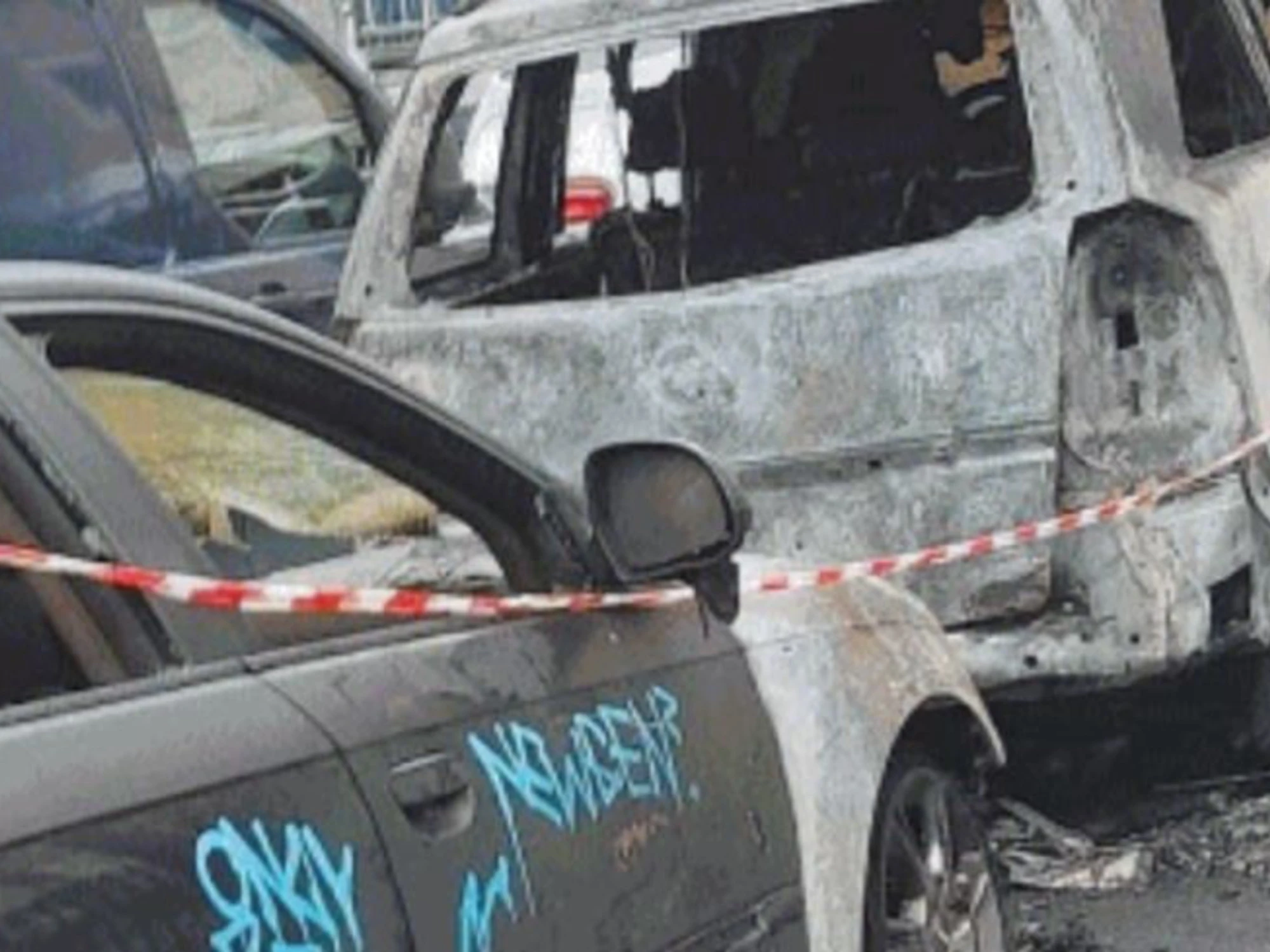 Auto bruciate e caos fino all’alba: Milano sotto choc