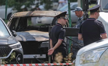 Mosca, la Bmw si muove, esplode e si schianta: ammazzato il 
