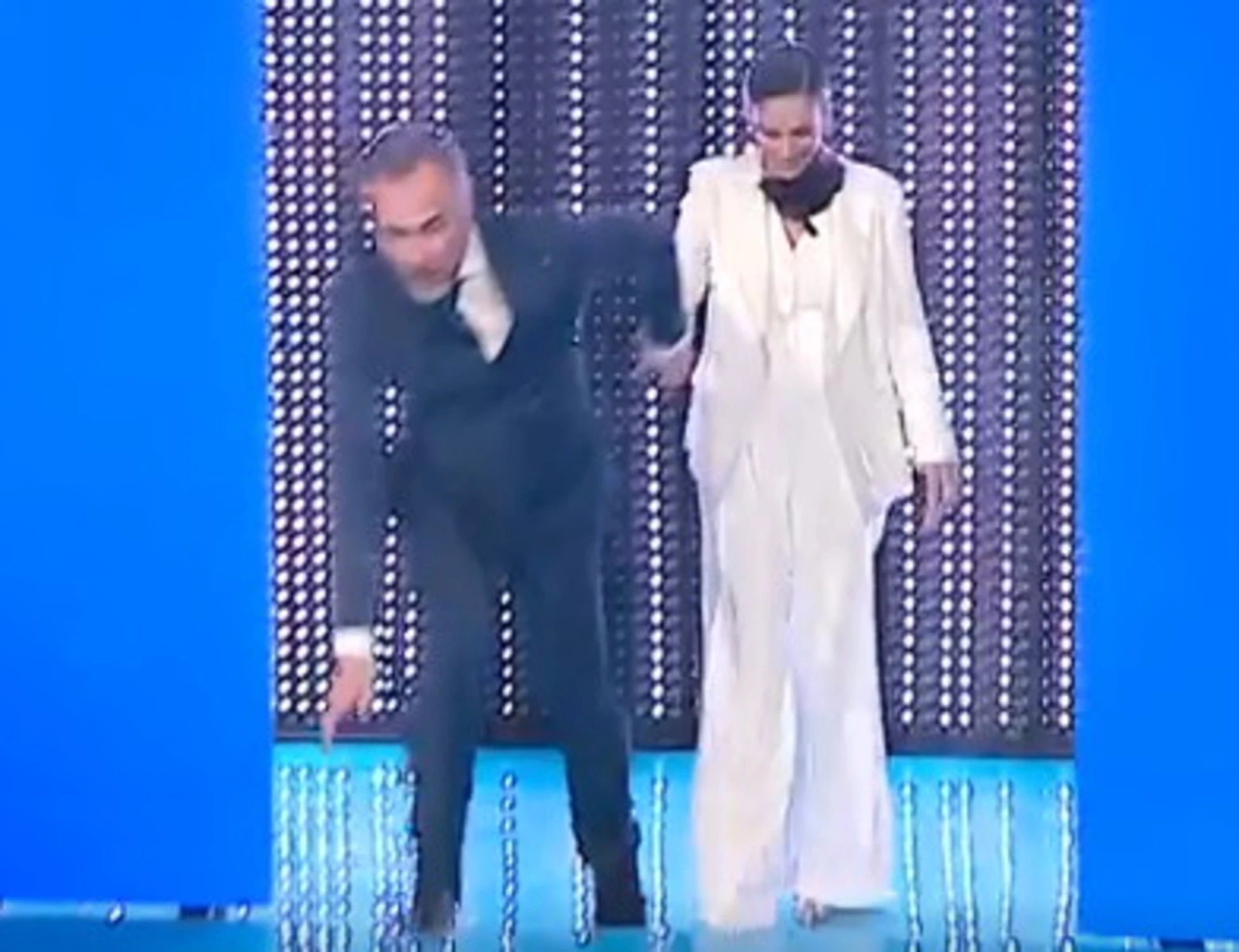 Domenica In, Massimiliano Gallo non vede il gradino e... "Come I Ricchi e Poveri"