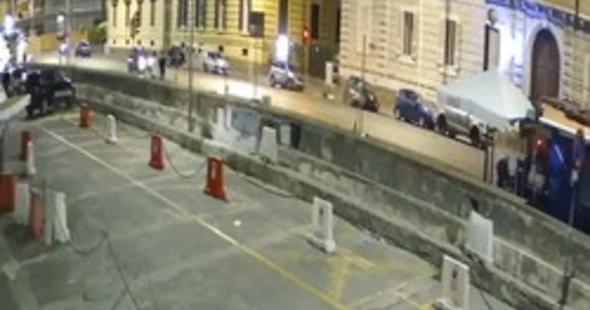 Napoli, moto impenna e uccide una 34enne: video-choc, immagini forti