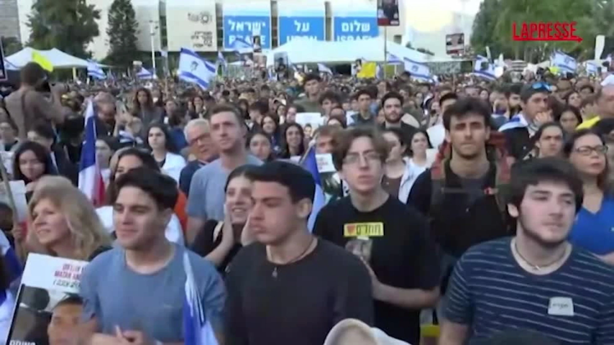 Gaza, annunciano il rilascio degli ostaggi e a Tel Aviv la folla esulta