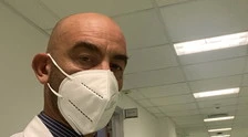 Matteo Bassetti, gaffe in ospedale: mascherina al contrario. Scatta il massacro, la strepitosa reazione dell'infettivologo