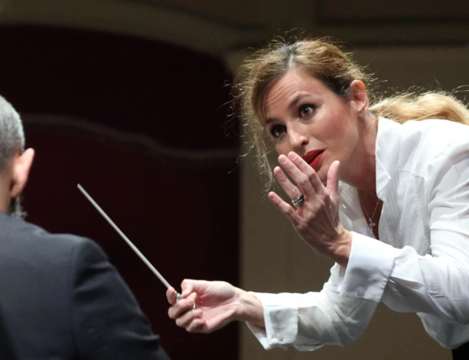 Beatrice Venezi licenziata dalla Fenice, Bignami: "Paga per la sua famiglia"