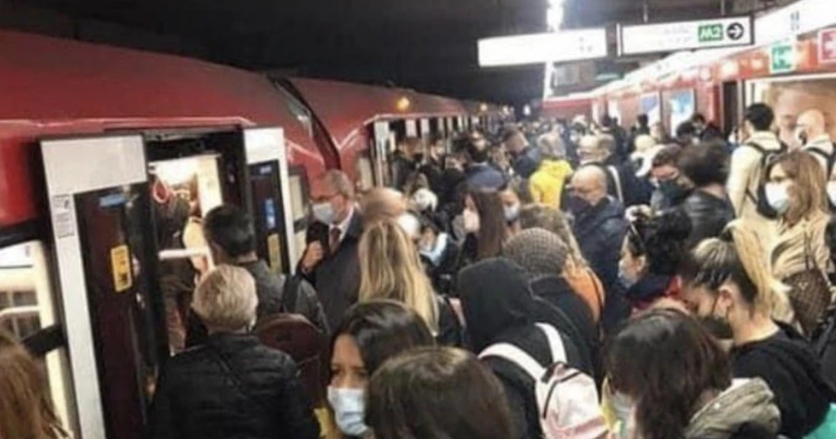 Coronavirus, nel dpcm mezzi pubblici ignorati: le foto che mettono in imbarazzo il governo