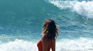 Elisabetta Canalis, lo scatto che fa impennare pure le onde: un fisico bestiale, bellezza senza tempo