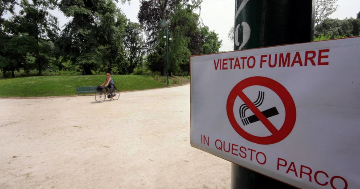 Milano, che farsa il divieto di fumo all'aperto: solo 7 multe in 6 mesi