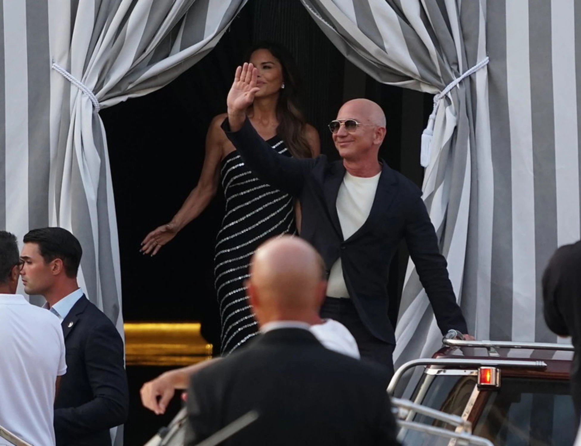 Venezia, la guerriglia dei "No Bezos" in piazza San Marco