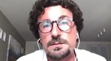 Danilo Toninelli ad Agorà spiega: ecco perché il M5s cala le braghe davanti a Matteo Renzi