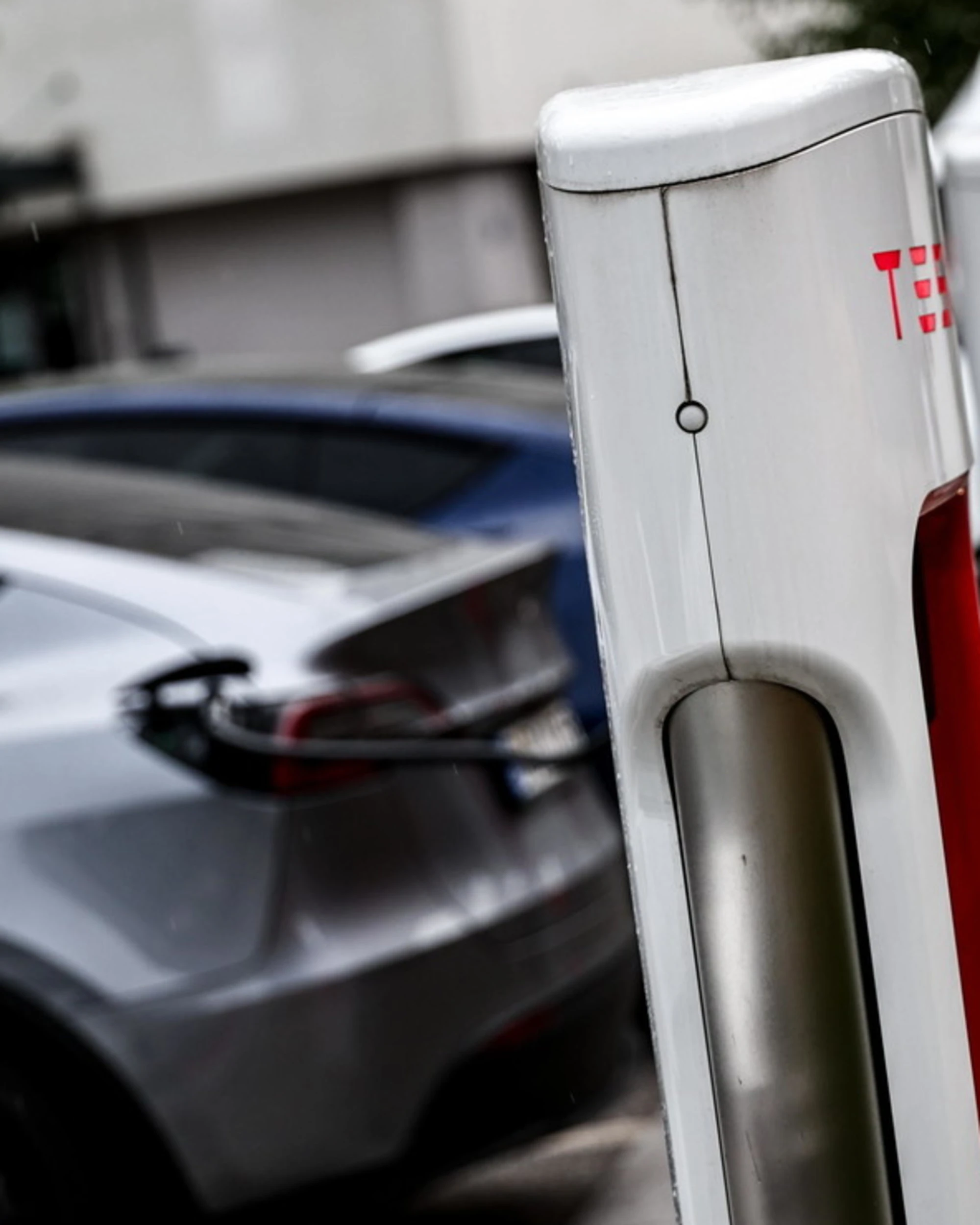 Clienti e imprese si sono accorti che l'auto elettrica è un flop colossale