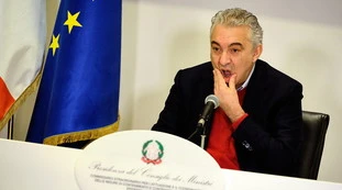 Domenico Arcuri, la Corte dei Conti indaga sulle siringhe: "Pagate sei volte il costo originale"