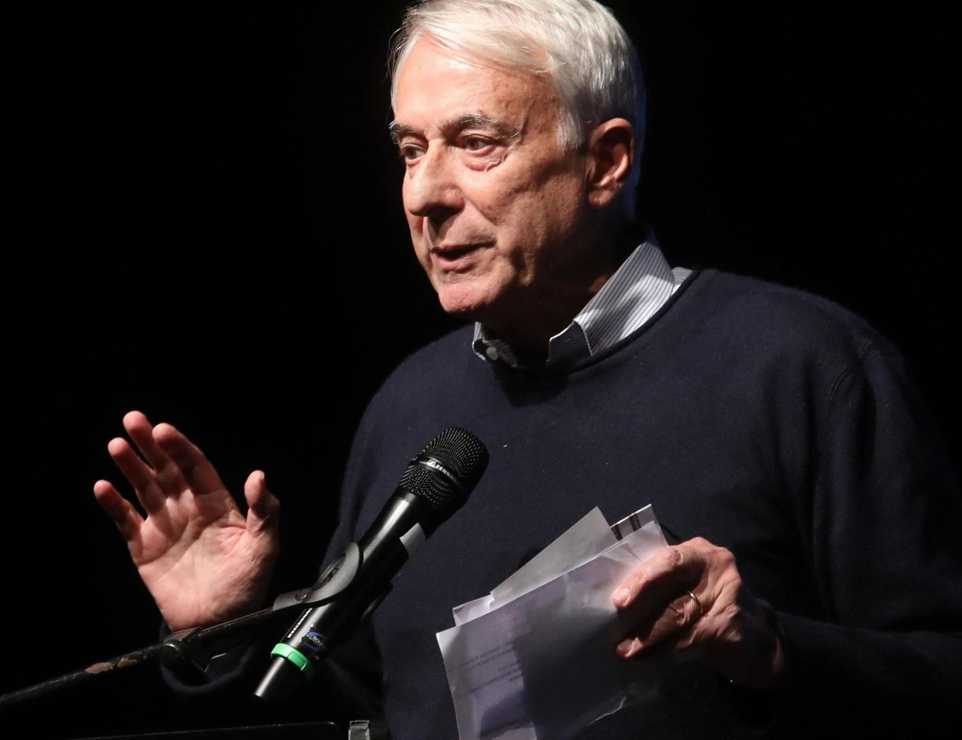 Giuliano Pisapia vota "Sì"? Ricoperto d'insulti: "Vecchio", "Malato", "Traditore"