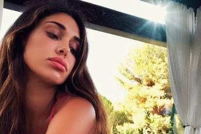 Belen Rodriguez, la foto sul letto a baldacchino in posizione ambigua: i fan impazziscono