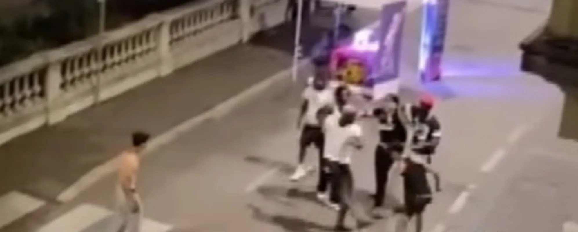 La serata del Pd contro la violenza finisce a calci, pugni, sputi e insulti: ecco il video