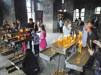 Kosovo, vescovo serbo ortodosso: "Viviamo barricati nei nostri monasteri"