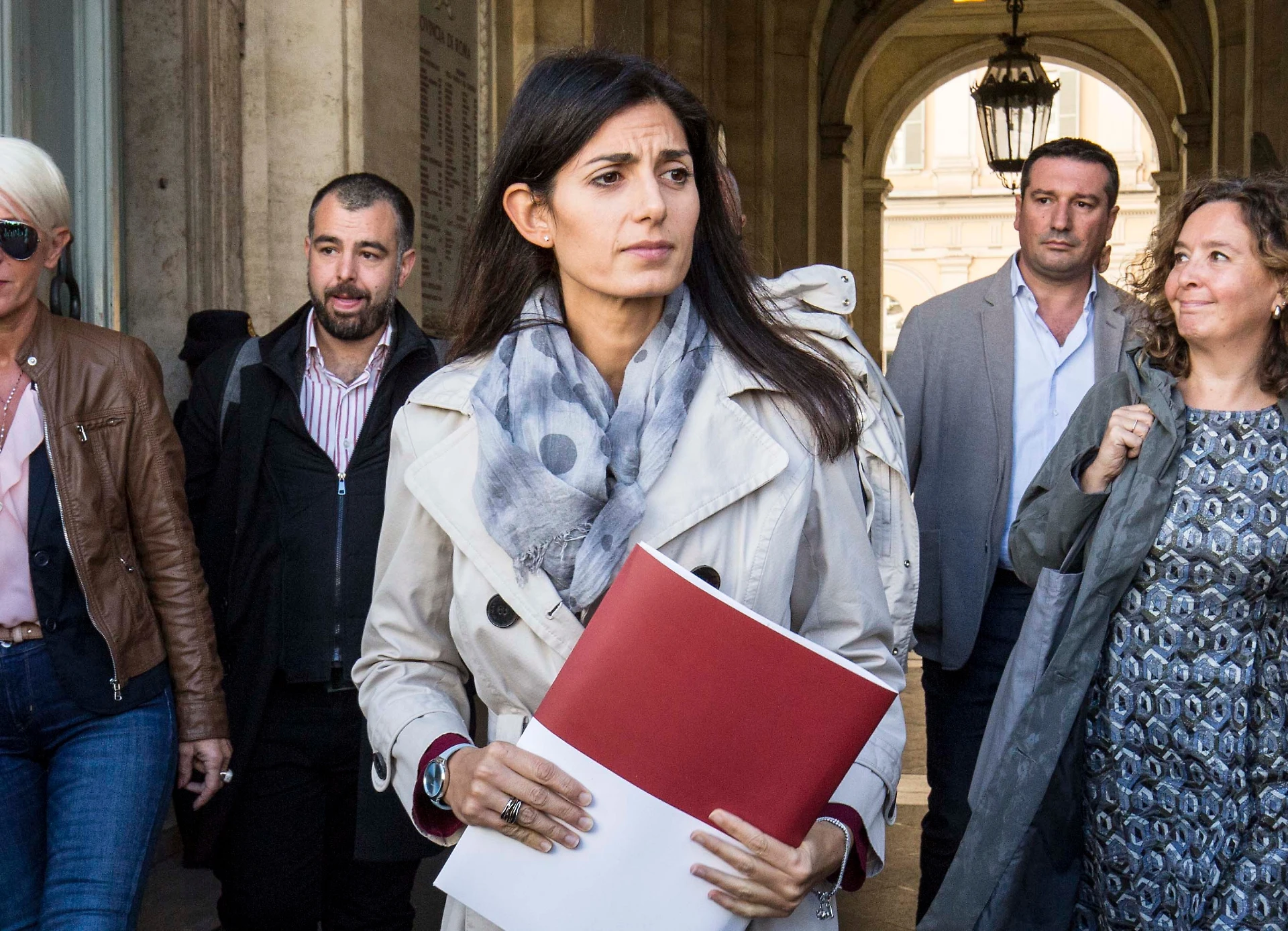 Fabio Rampelli, il delirio anti-fascista di Virginia Raggi sui pini di Mussolini: il meloniano la umilia