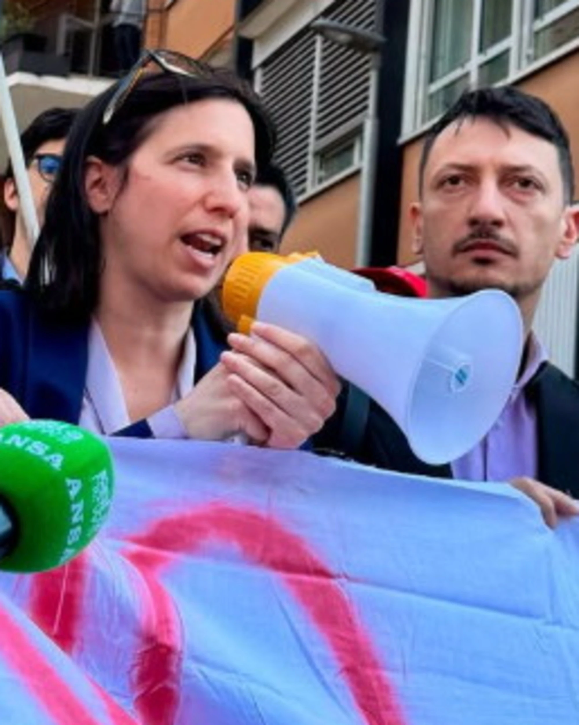 Elly Schlein di giorno protesta contro la Rai e la sera va ospite...in Rai