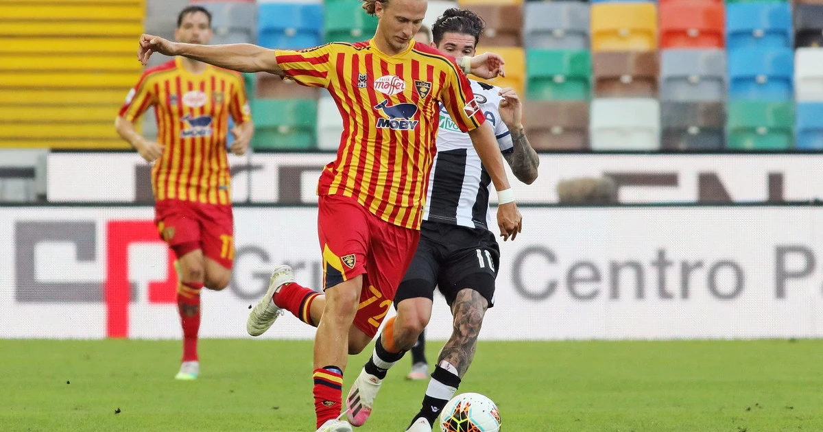 Serie A, il Lecce passa a Udine e spera ancora. Genoa travolto dal Sassuolo, vince il Verona
