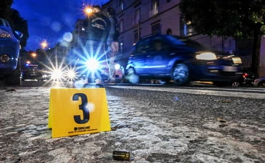 Milano, la ferocia dei rom sulla polizia: "Lasciatemi o vi sparo", poi due colpi