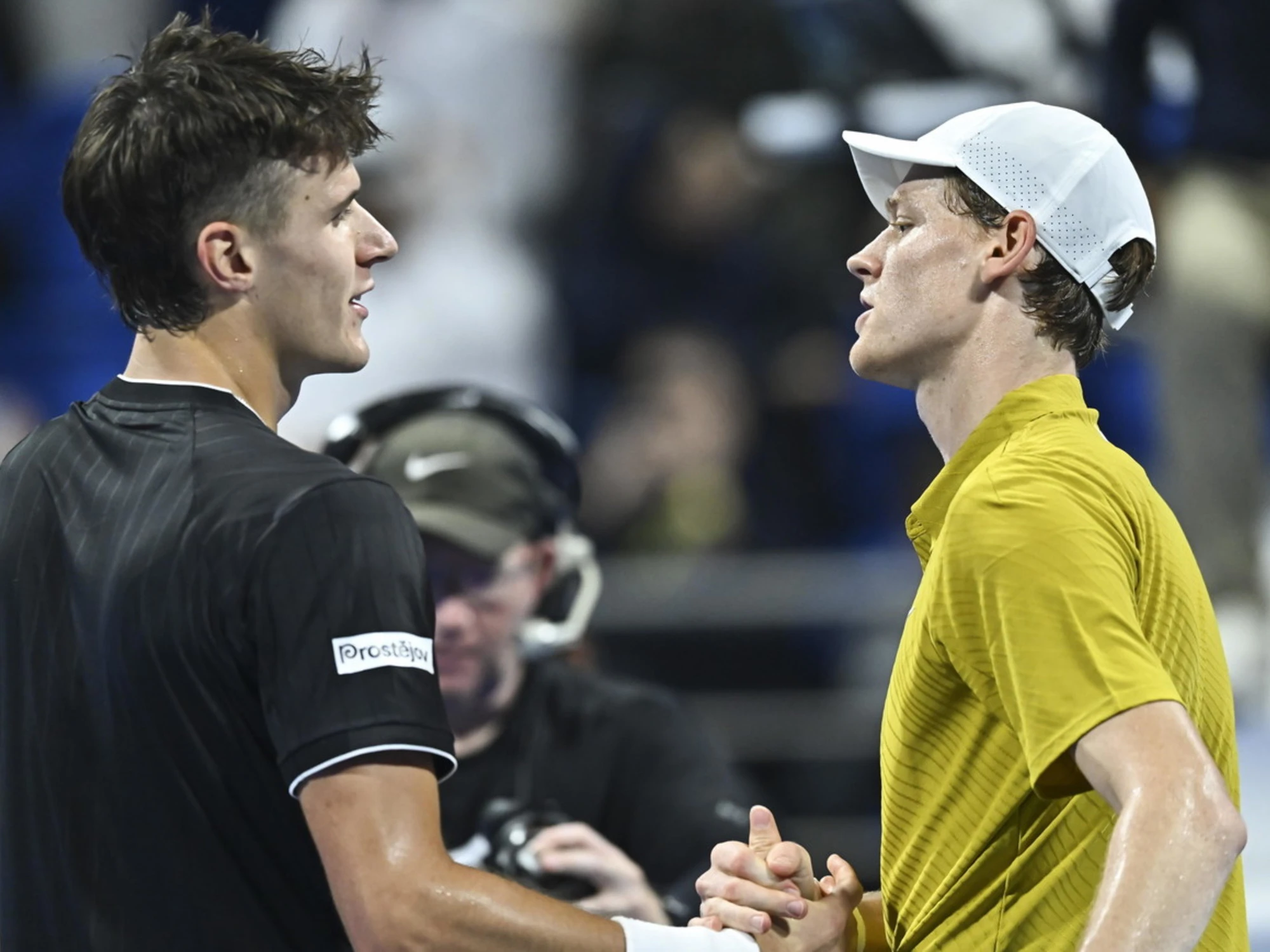 Jannik Sinner, "vai tu per primo": il gesto con Mensik che spiega tutto