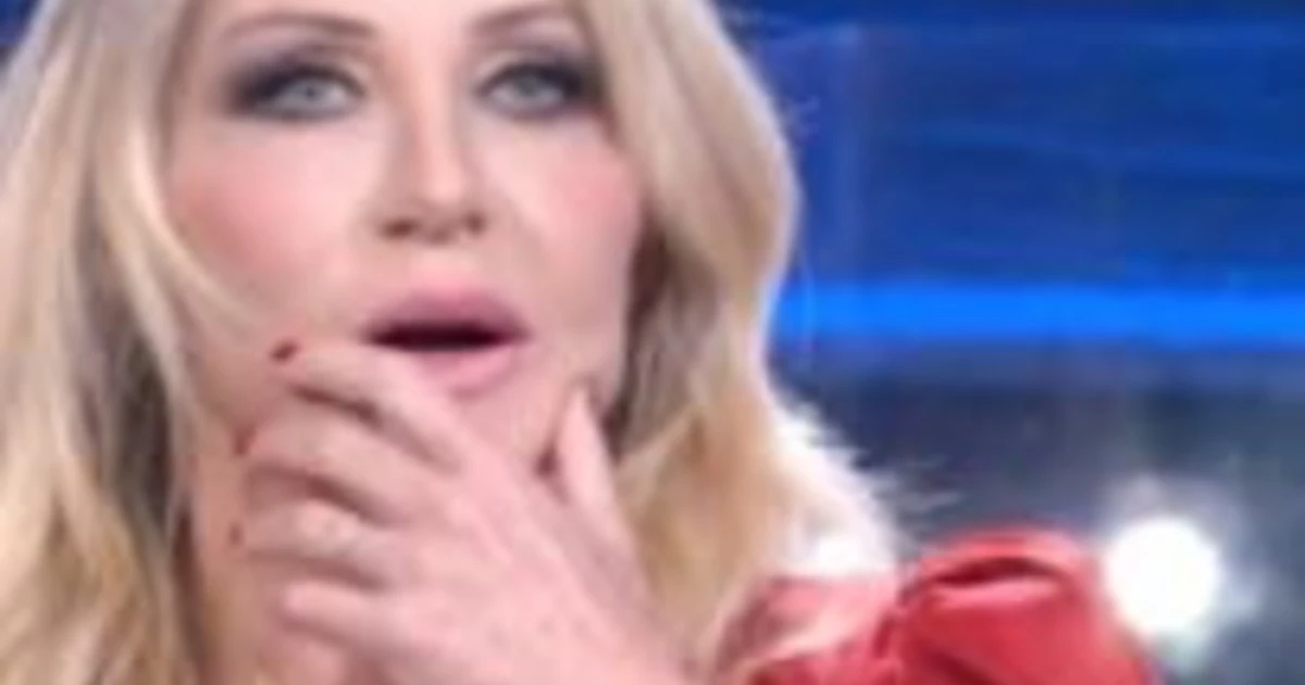 I soliti ignoti, Amadeus e il dettaglio sconcertante. "In onda il giorno sbagliato". Occhio, sulla giacca...