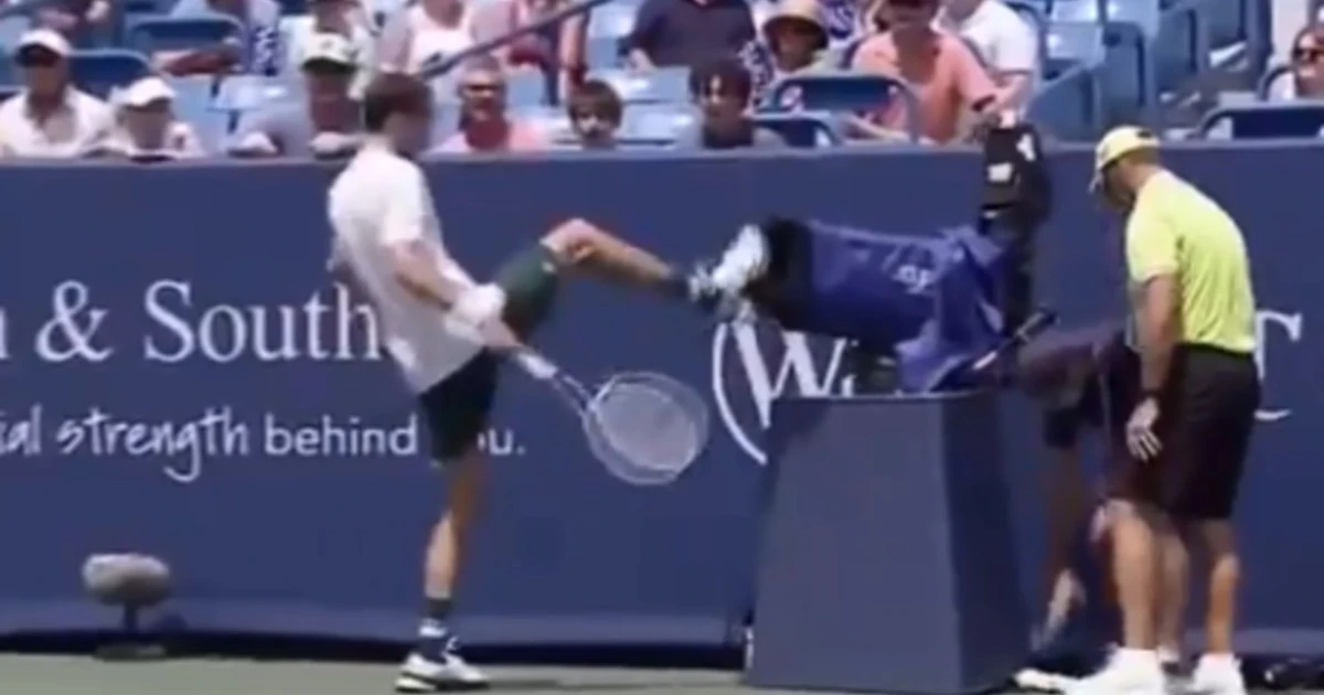 Tennis, Medvedev furioso col cameraman: "Non doveva essere lì". Raptus in campo, come lo riduce