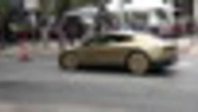 Tesla lancia Cybercab, il robotaxi senza volante e senza pedali