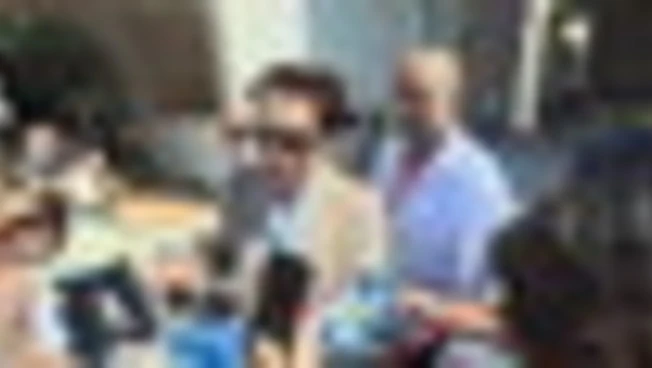 Venezia, arriva la star Robert Pattinson: sorrisi e autografi