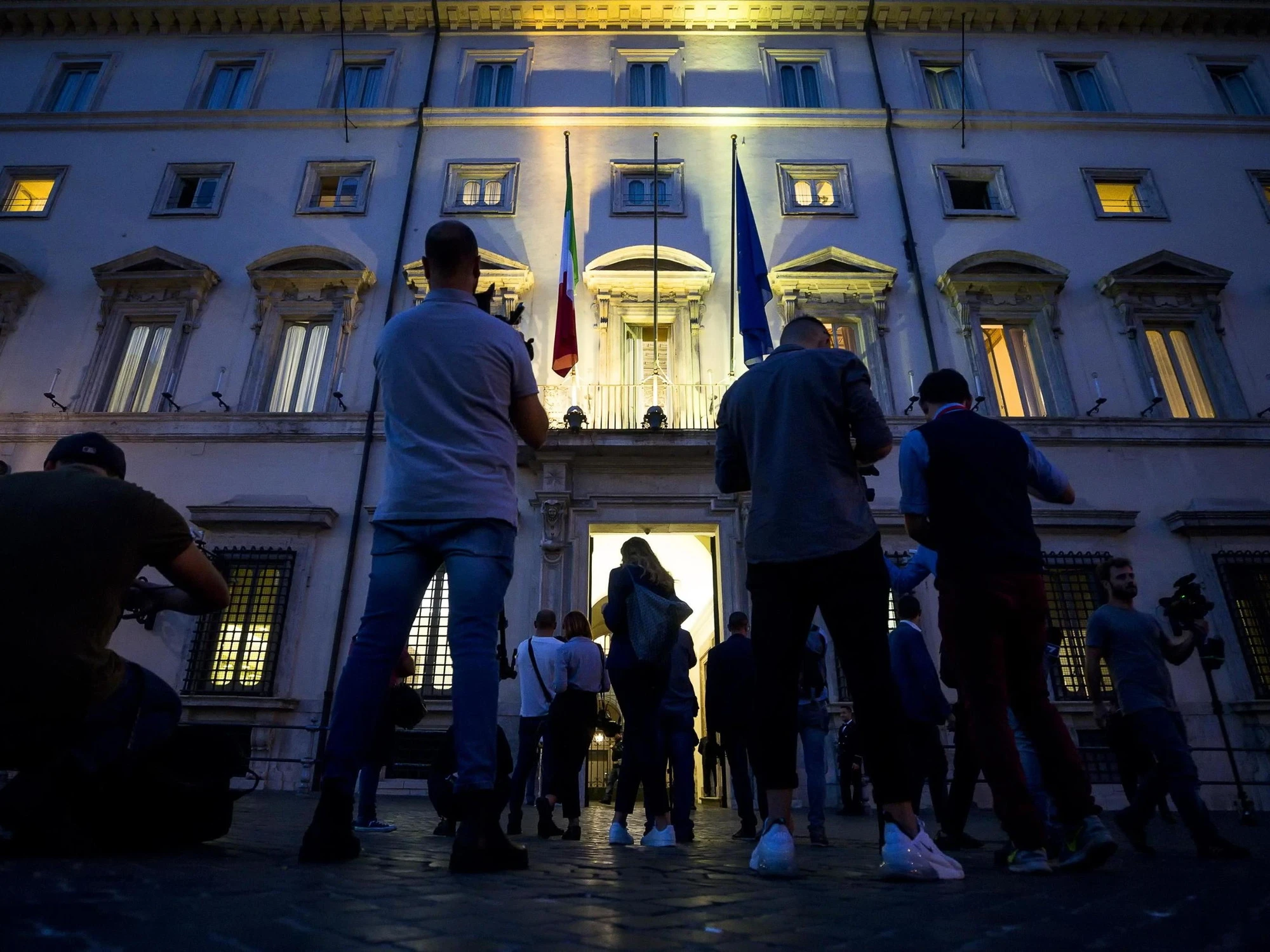 Sondaggi, 15 giorni decisivi: balzo del centrodestra, campo largo a picco
