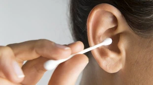 Orecchie, "come usare i cotton fioc": tappi di cerume, avete sempre sbagliato tutto