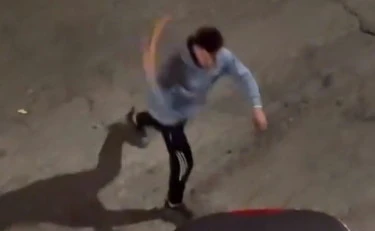 Milano, auto parcheggiate distrutte con un bastone: chi finisce in manette