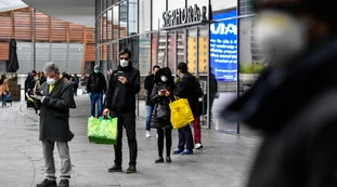 Coronavirus, supermercati con l'orario ridotto: gli esperti temono l'effetto contrario, favoriscono il contagio?