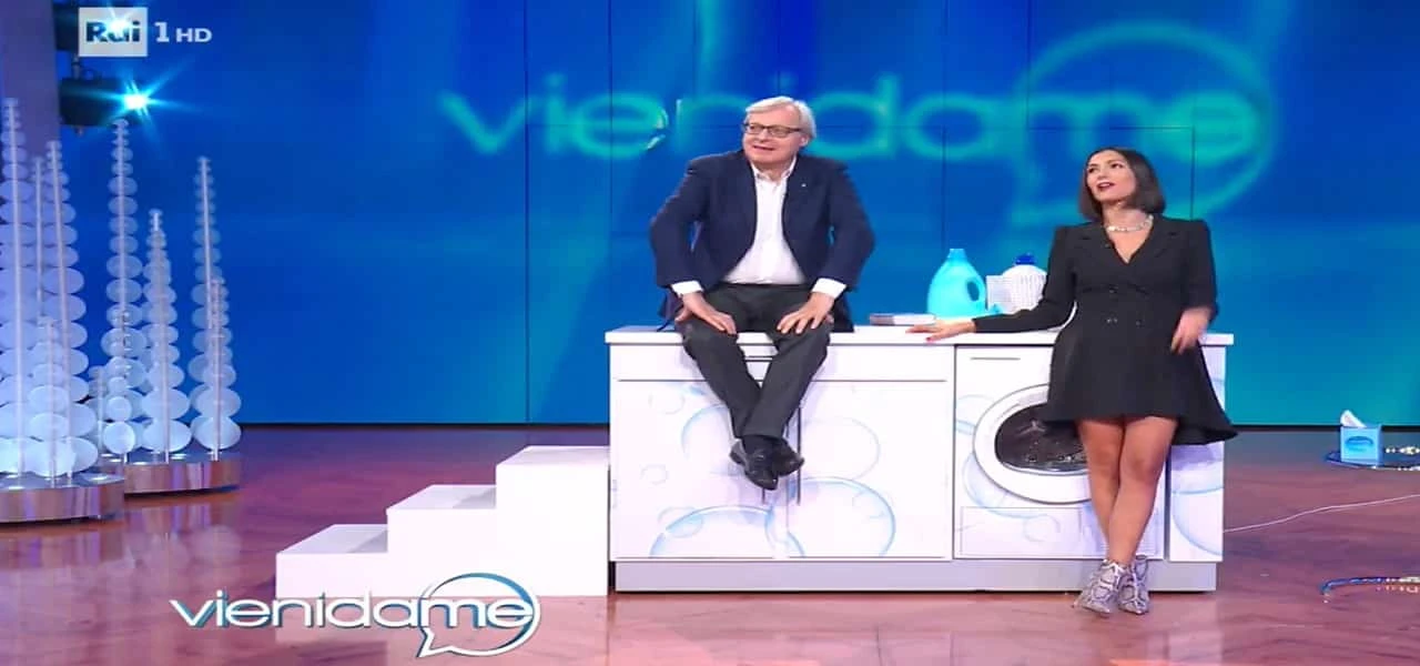 Vittorio Sgarbi a Vieni da Me ci prova con Caterina Balivo: "Puoi baciarmi qua", finisce male