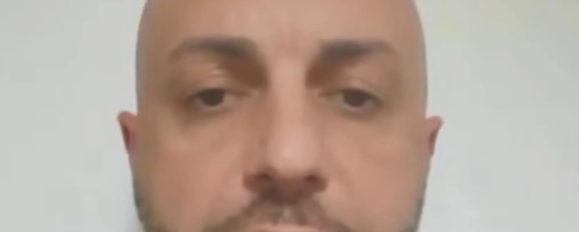 "Dei ragazzini...". La lezione del poliziotto al delirio dello studente con lo specchio <span style="color: rgb(153, 0, 0);">Video</span>