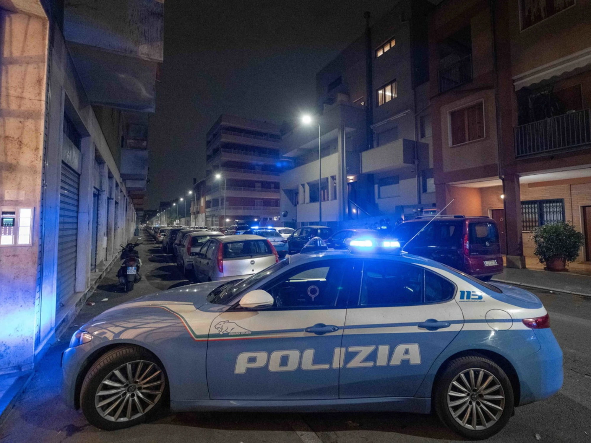 Milano, rider accoltellato "senza motivo": sputi e insulti, poi la lama