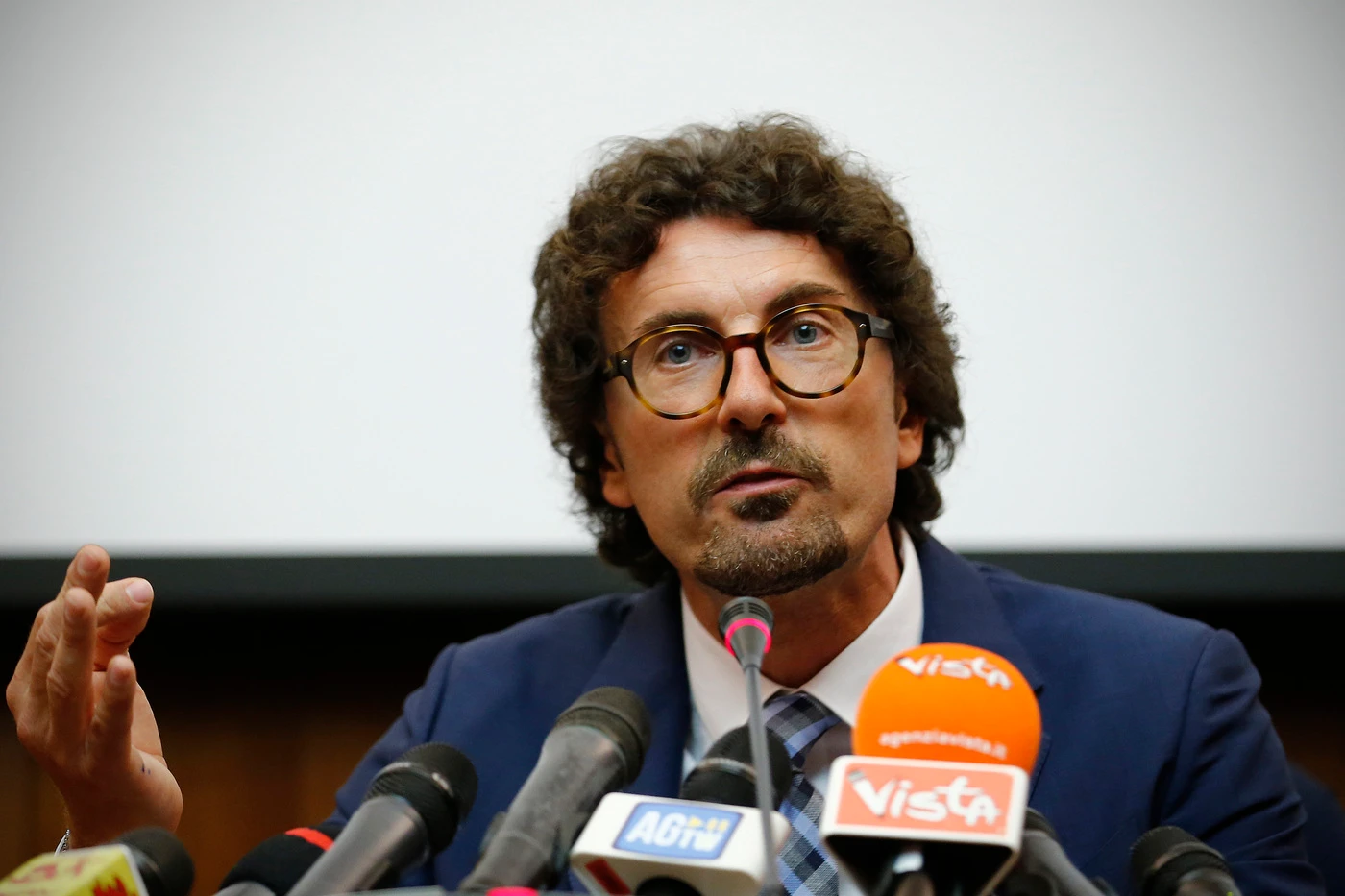Bruno Vespa archivia Danilo Toninelli: "Paola De Micheli sta a lui come..."