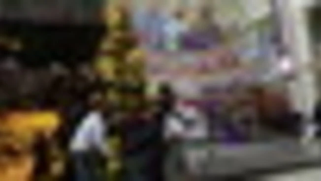 A Gaza i bambini palestinesi decorano l'albero di Natale