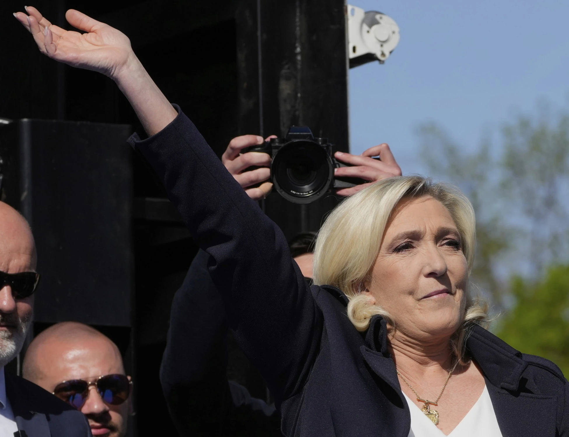 Francia, che "vaffa" a Marcon: al voto sbanca Marine Le Pen