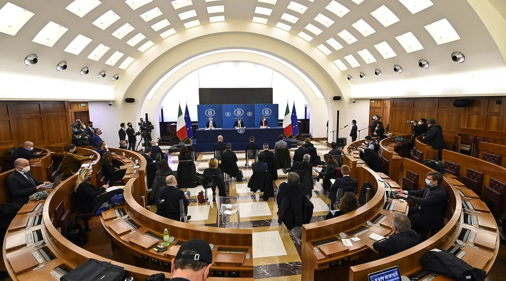 Coronavirus, indiscrezioni dalla cabina di regia: dal 26 aprile tornano le zone gialle, ristoranti aperti alla sera