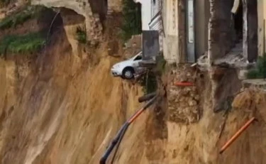 Niscemi, la frana non si ferma. Meloni al Comune per la riunione operativa