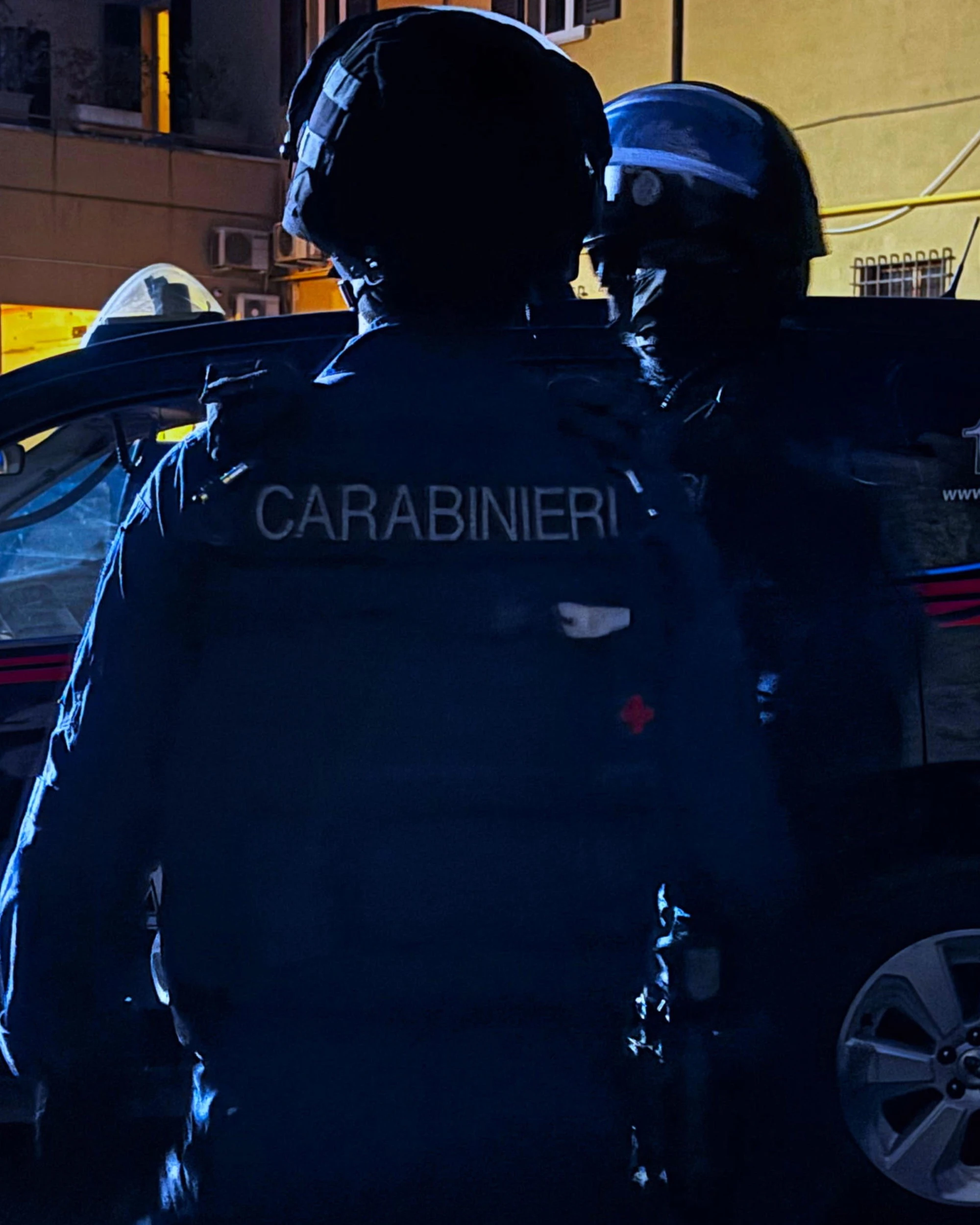 Bologna, aggredisce passanti e carabinieri con le forbici: chi è stato arrestato