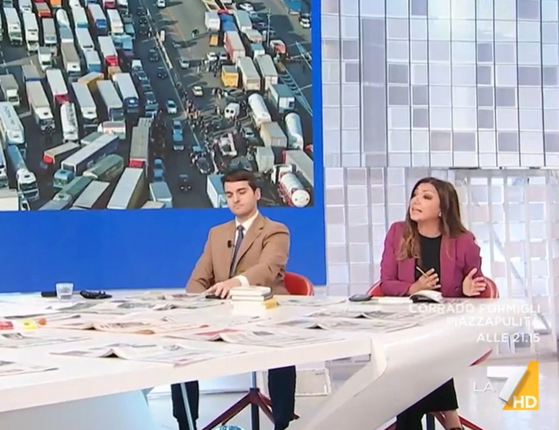 L'aria che tira, Montaruli e la lezione a Karima Moual: "Vieni a casa mia e ti faccio vedere"