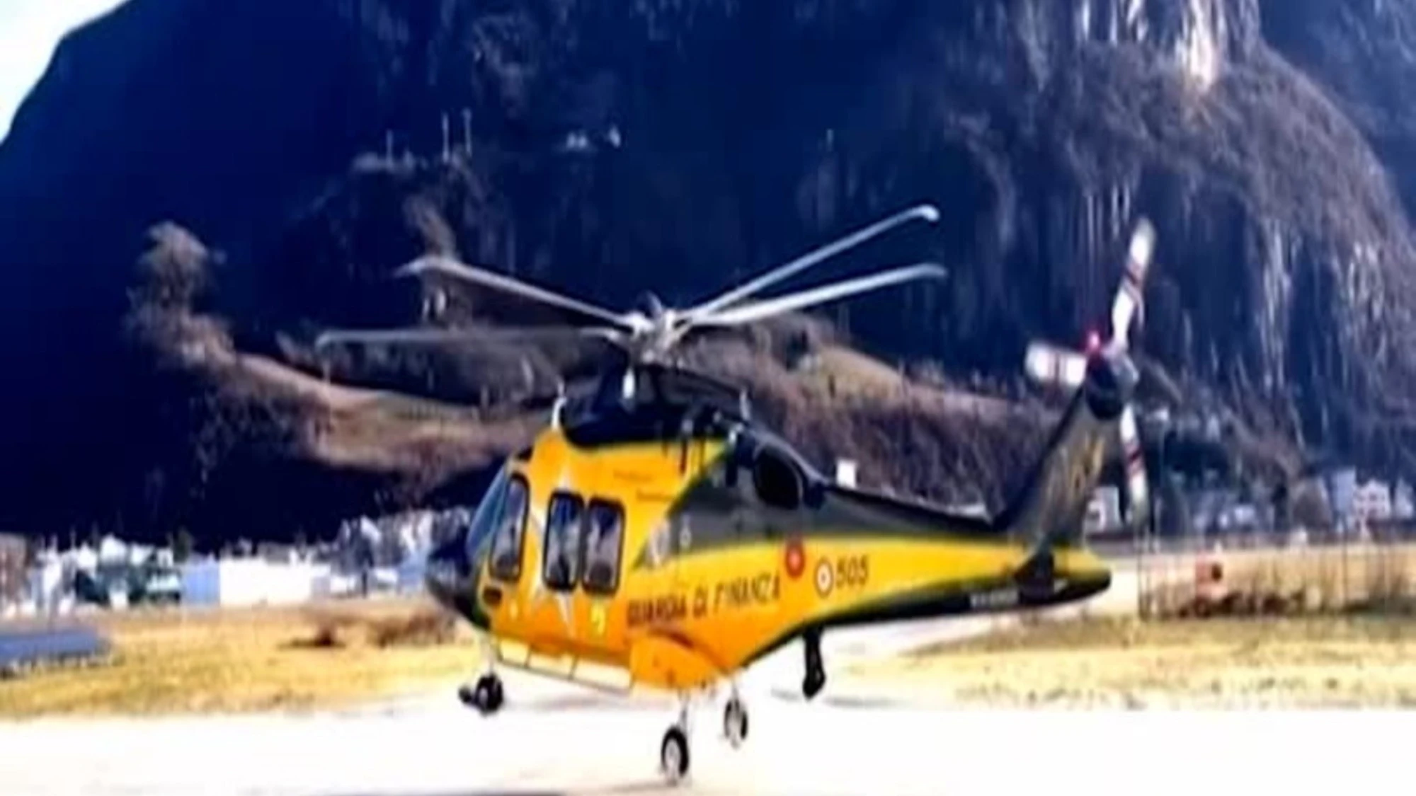 Montagna, Gdf salva un cane che era precipitato da un salto di roccia col padrone: il video dell'operazione